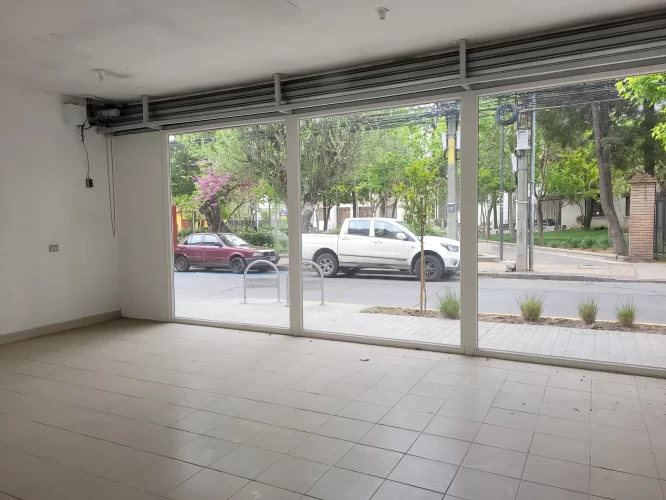 Viista del local comercial desde dentro grandes ventanales venta con bono pie vende con bono pie