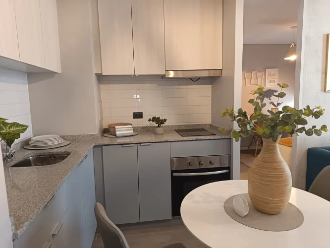 Cocina amoblada piso ceramica departamento Estación Central, venta con bono pie y tasa rebajada, vende Varpropiedades