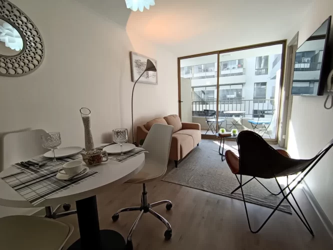 Living comedor, vista balcón, departamento, entrega inmediata. Santiago Centro, metro Cumming