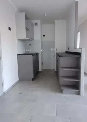 Cocina amobalda departamento cercano a metro Cerrillos venta con bono pie