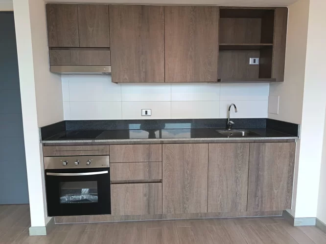 Cocina amoblada, muebles color café. Departamento 2 dormitorios 1 baño: en venta en Macul entrega inmediata