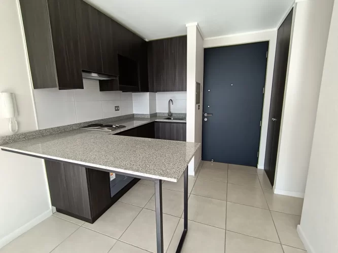 Cocina amoblada en departamento en venta con bono pie Quinta Normal. Vende Varpropiedades