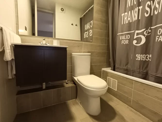 Baño dormitorio principal departamento Estación Central, venta con bono pie y tasa rebajada, vende Varpropiedades