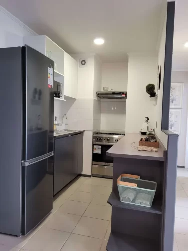 Cocina con muebles de clor grafito departamento en venta la Cisterna entrega inmediata venta con bono pie metro el Parron