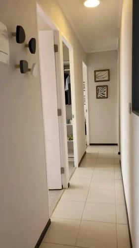 Pasillo divisorio cocina y dormitorios departamento Quinta Normal entrega Inmediata con bono pie metro linea 7