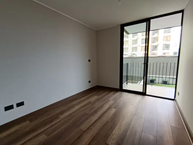 Dormitorio y ventanal con conexiónal balcón.
