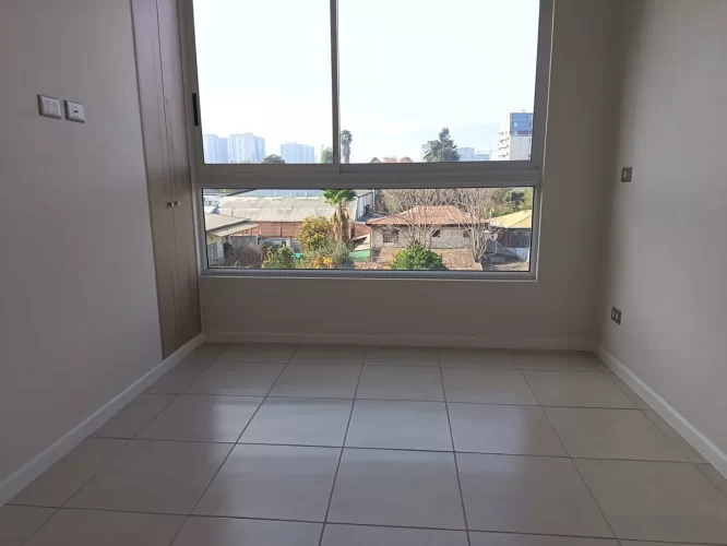 Dormitorio: cama de 2 plazas más velador; venta con bono pie, Quinta Normal. Vende Varpropiedades