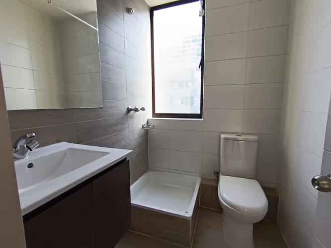 Baño, piso decerámica. ende Varpropiedades Estación Central bono pie