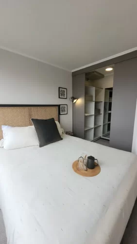 Dormitorio principal cama dos plazas con walkin closet Independencia venta con bono pie vende Varpropiedades sin comsiones