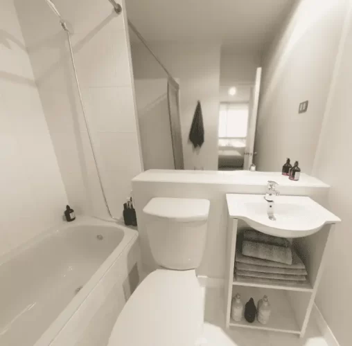 Baño dormitorio principal departamento venta con bono pie en Quinta Normal