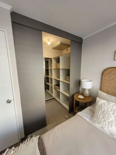 Walking closet dormitorio principal departamento en Puerto Montt entrega inmediata con bono pie