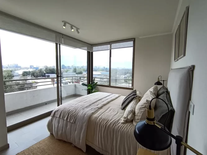 Dormitorio principal cama dos plazas vista balcon venta departamento en Macul bono pie