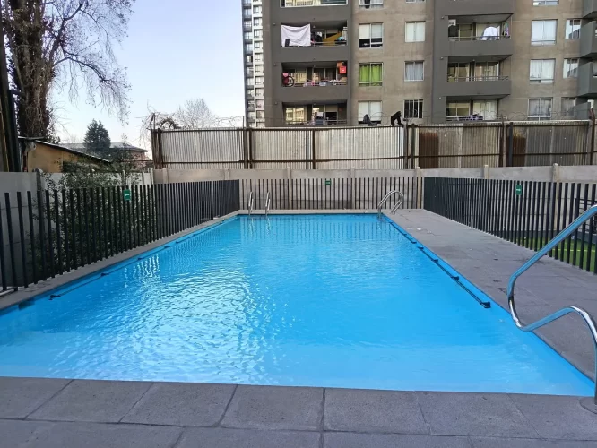 Piscina en edificio departamento Estación Central, venta con bono pie y tasa rebajada, vende Varpropiedades