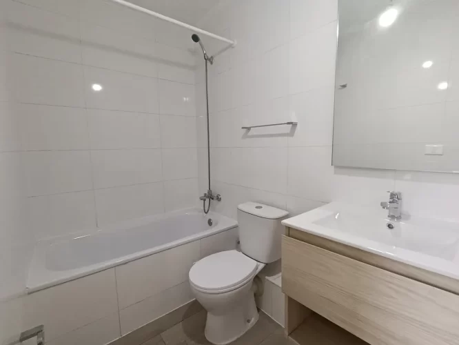 Baño con tina y espejo Departamento 2 dormitorios 1 baño: en venta en Macul entrega inmediata