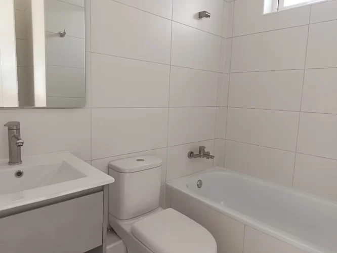 Baño dormotorio principal departamento Estacion Central sin ahorros