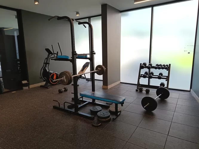 Gimnasio en edificio departamento Estación Central, venta con bono pie y tasa rebajada, vende Varpropiedades