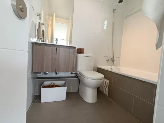 Baño domitorio principal venta departamento en Macul bono pie
