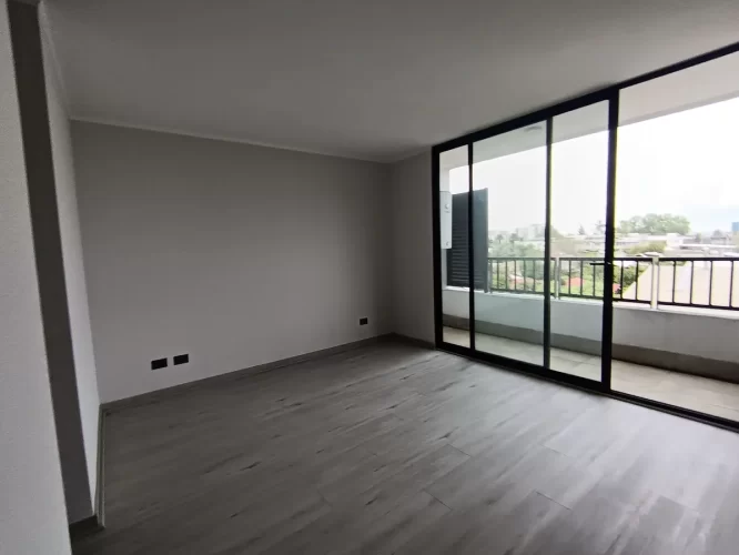 Es´pacio para cama y mesa vista balcon departamento La Cisterna entrega inmediata cercano ametro intermodal